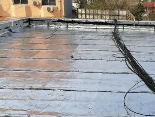 阳朔卫生间漏水维修公司分享下阳朔屋面楼顶防水刚性防水层施工要点。
